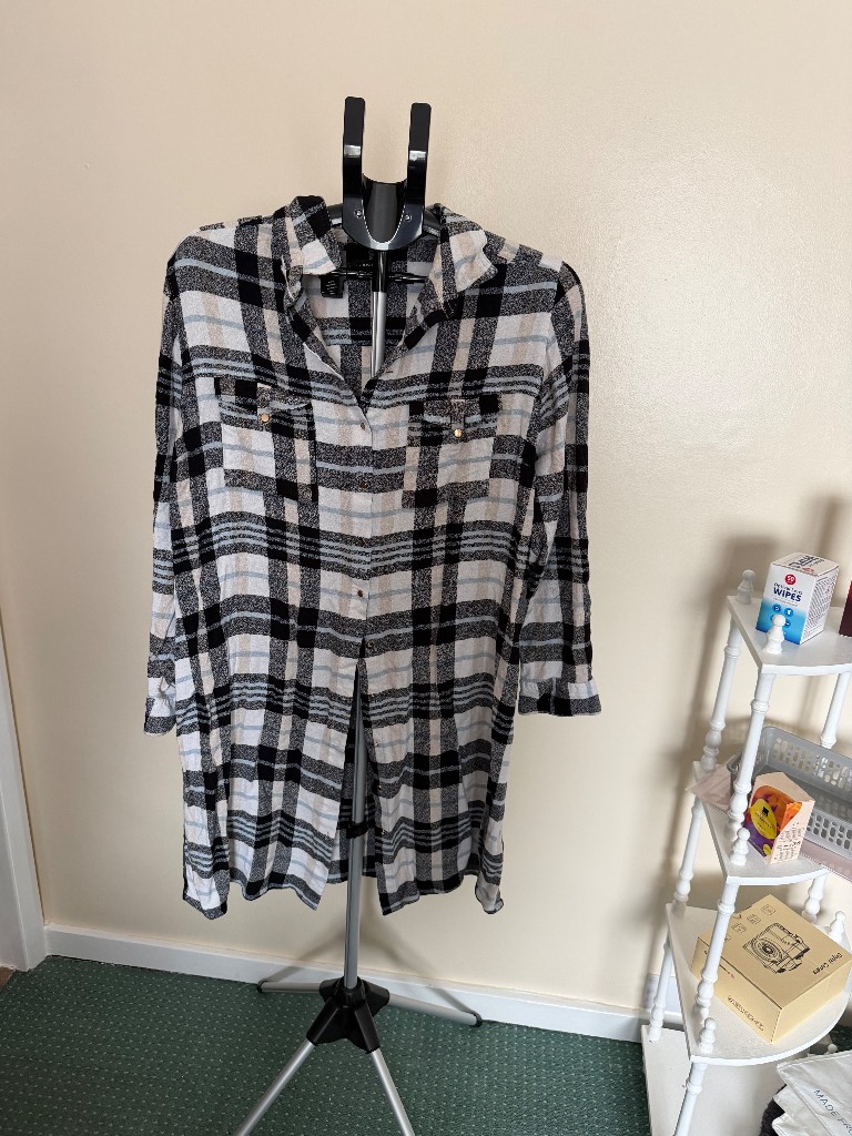 Woman’s River Island Checkered Long Sleeve Shirt Size 20