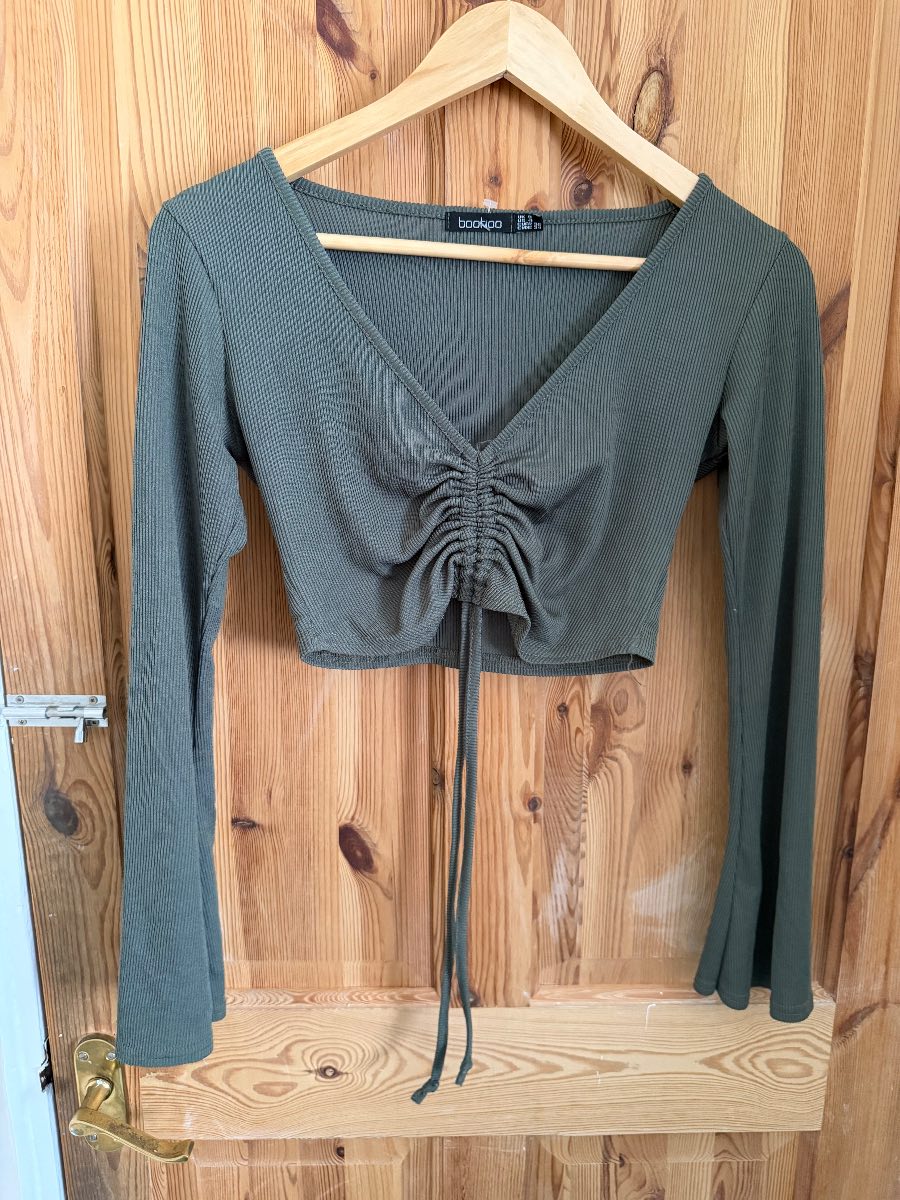 Boohoo Size 8 Green Cropped Top Long Sleeve BNWOT