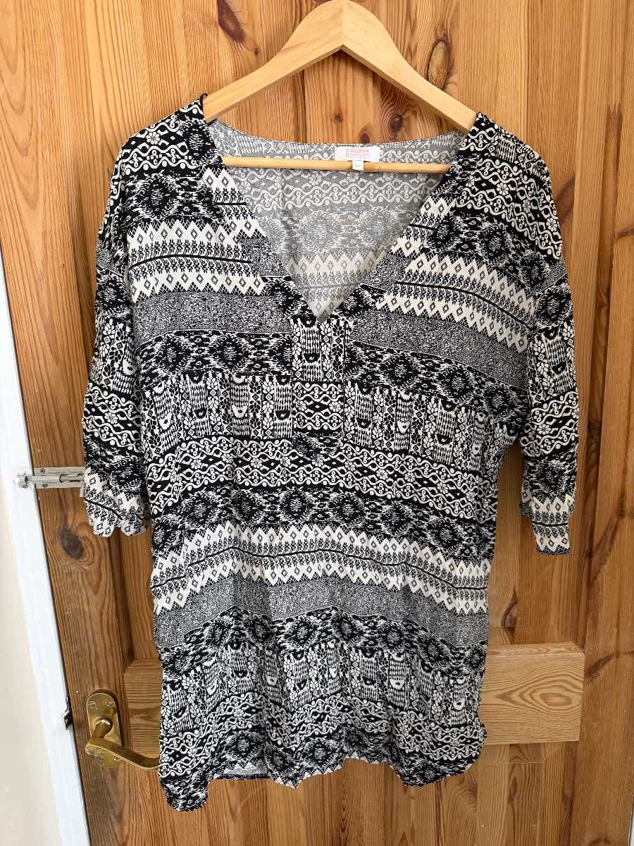 Papaya Holiday Black & White Top Size M