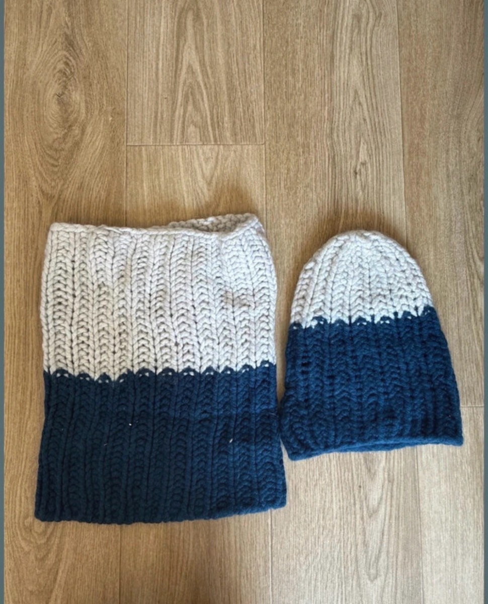 Biden 100% wool blue and white snood and hat set