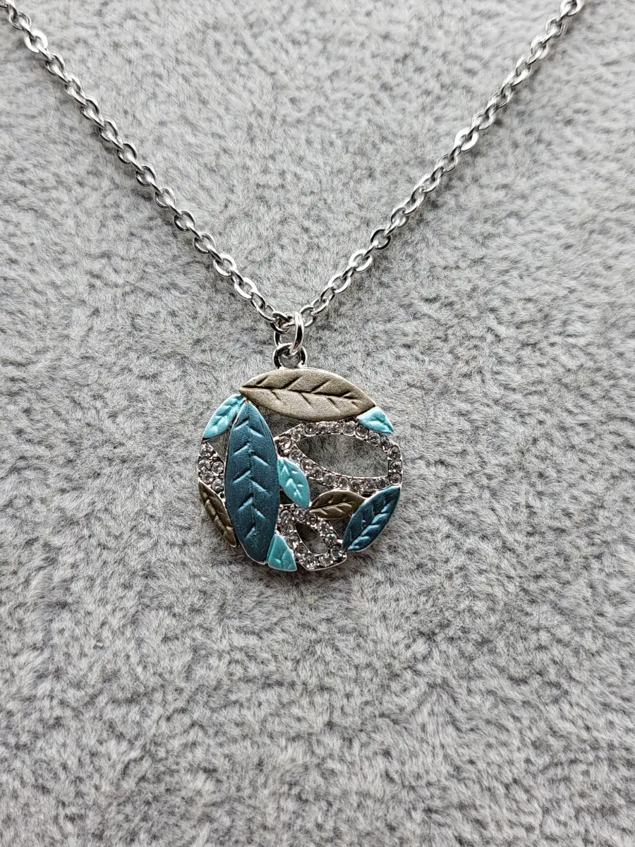 Leaf design pendant necklace