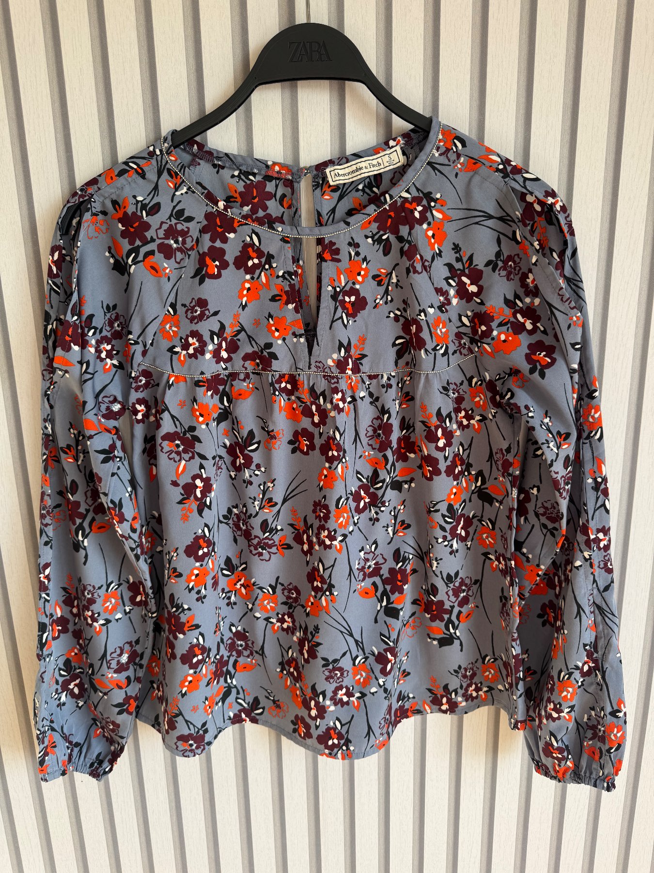 Abercrombie & Fitch grey floral blouse size S