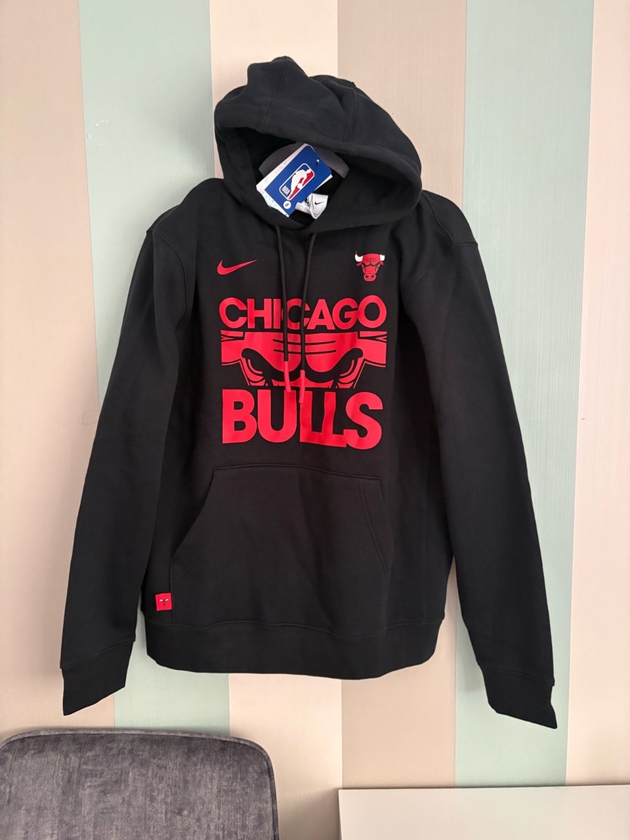 Nike Chicago bulls hoodie black & red. Size medium
