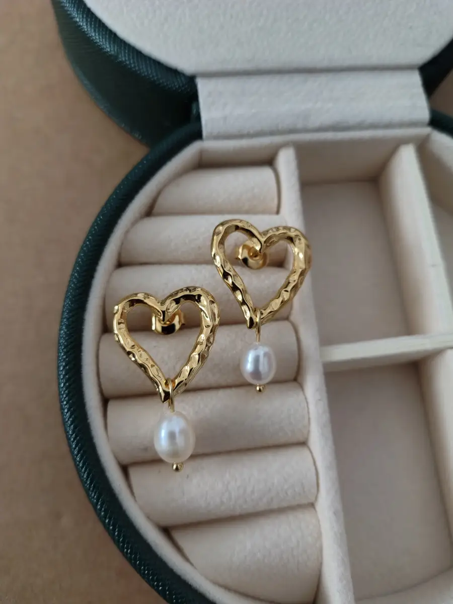 18k Gold Plated stainless steel Freshwater Pearl Heart Stud Earrings.