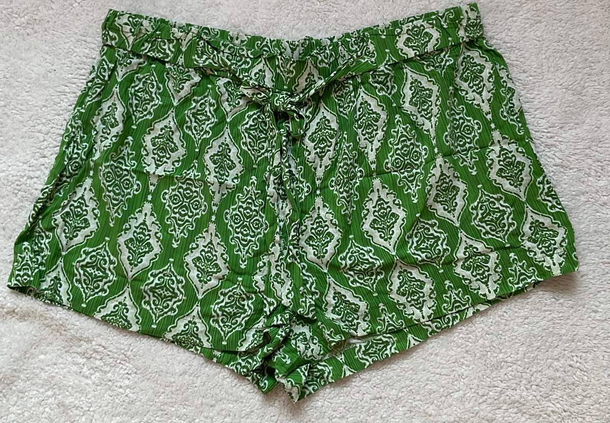 Green & white paisley print shorts size 16 Primark