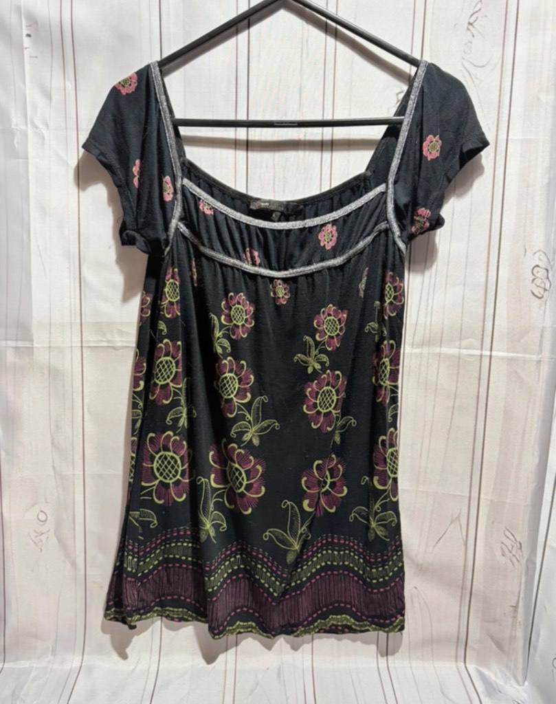 Ladies size 8 summer top/clothes with flow detail