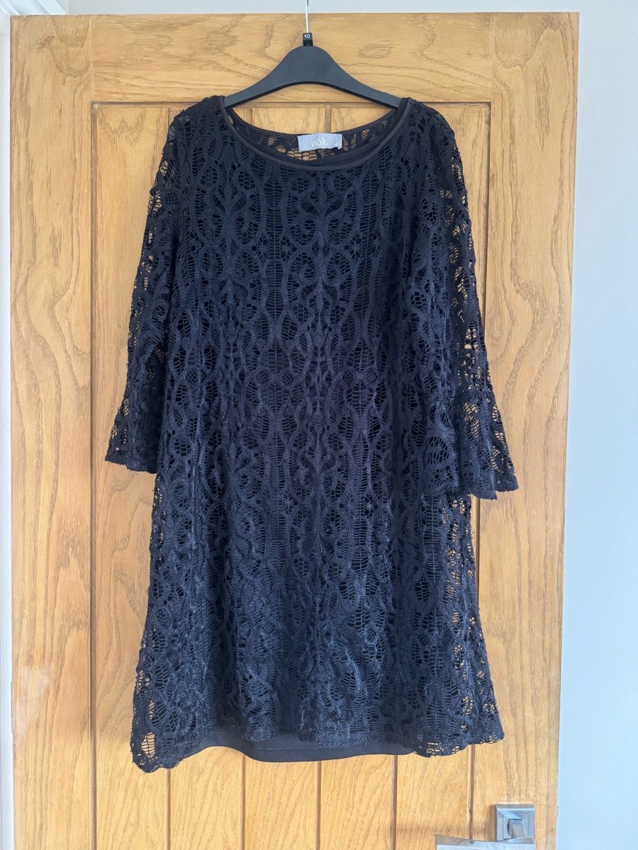 Wallis black lace dress with 3/4 sleeves and a flowy fit. Size M