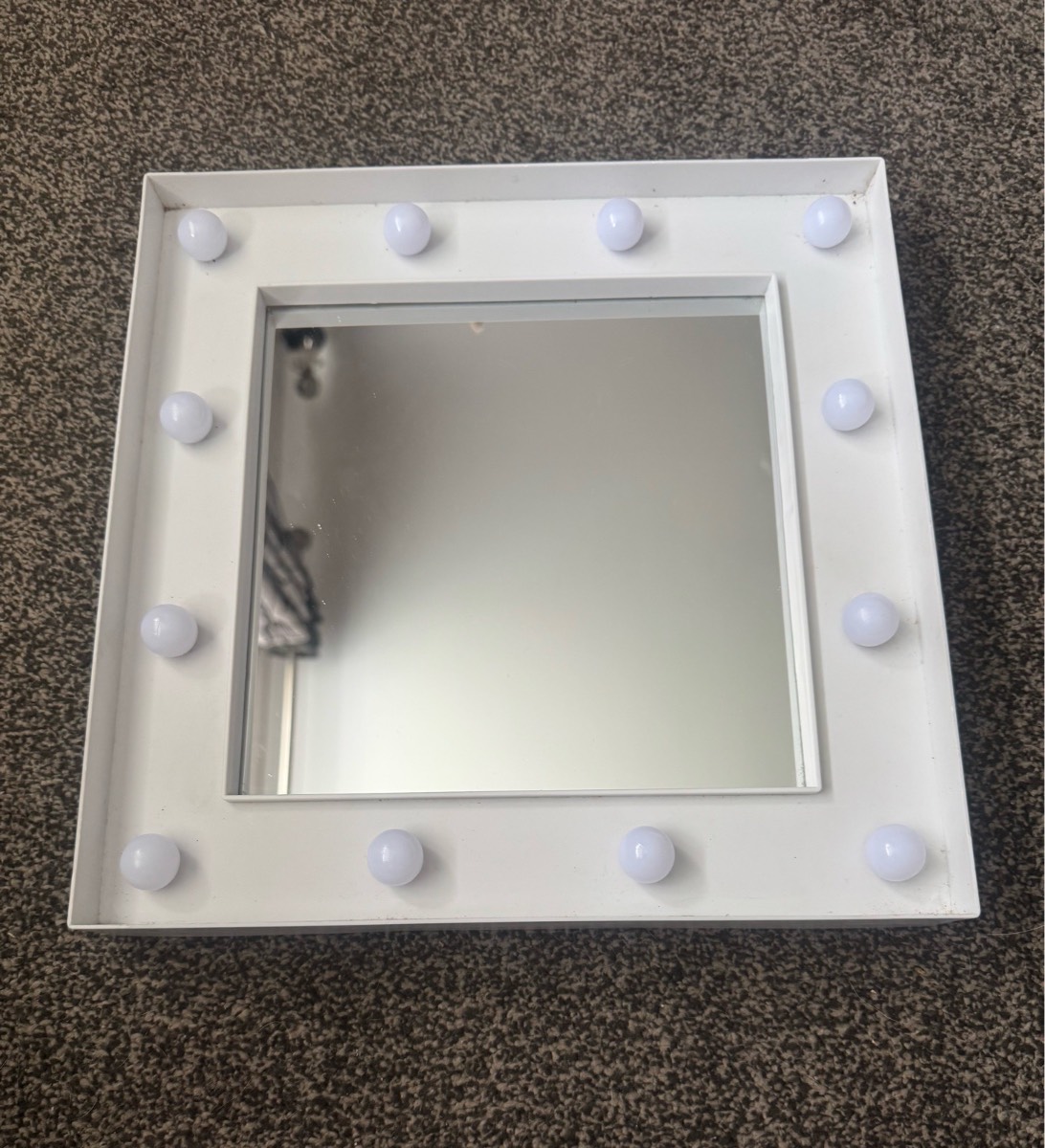 hollywood light up mirror