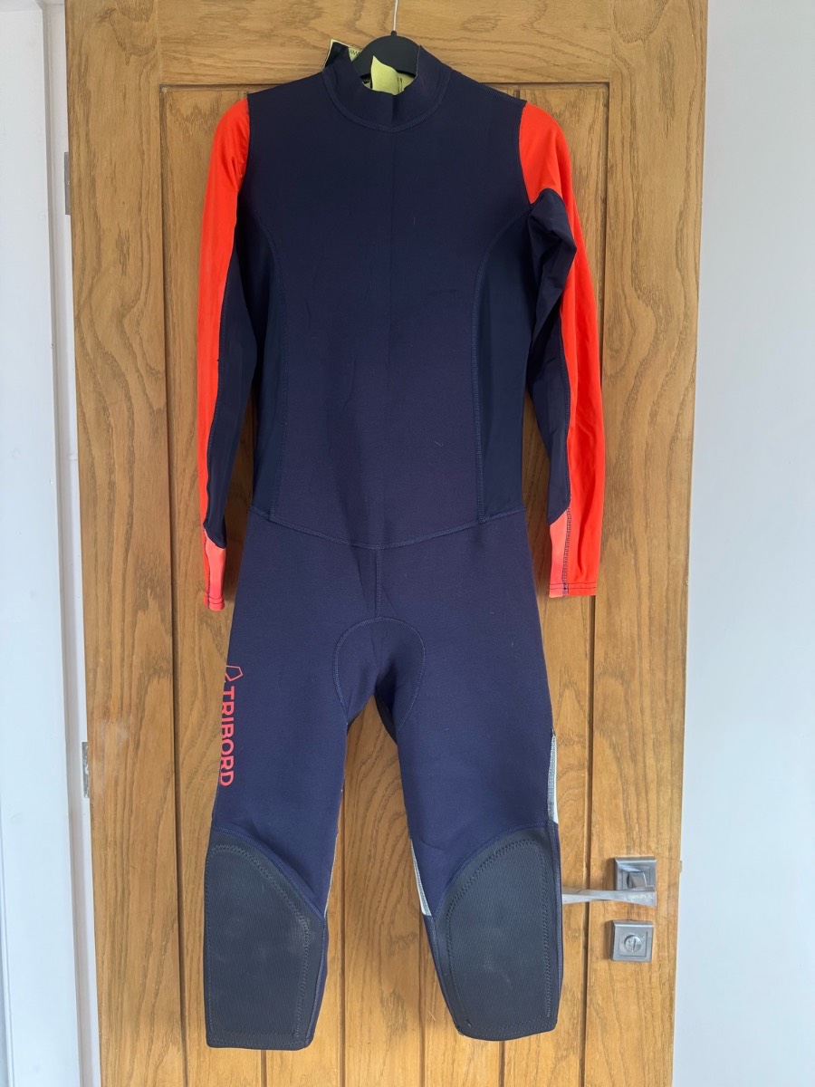 TriBord 150mm wetsuit with orange sleeves on a navy blue body