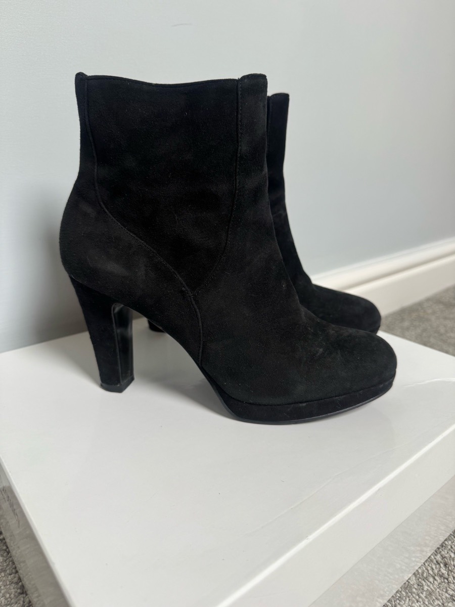 Nine west black suede ankle boots with a 4.5" heel. Size 7W