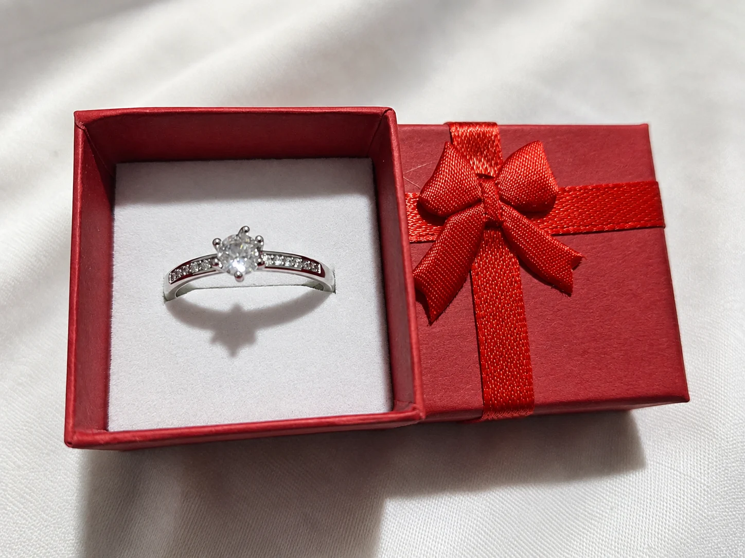 Silver Tone Sparkly Solitaire Ring – Brand New