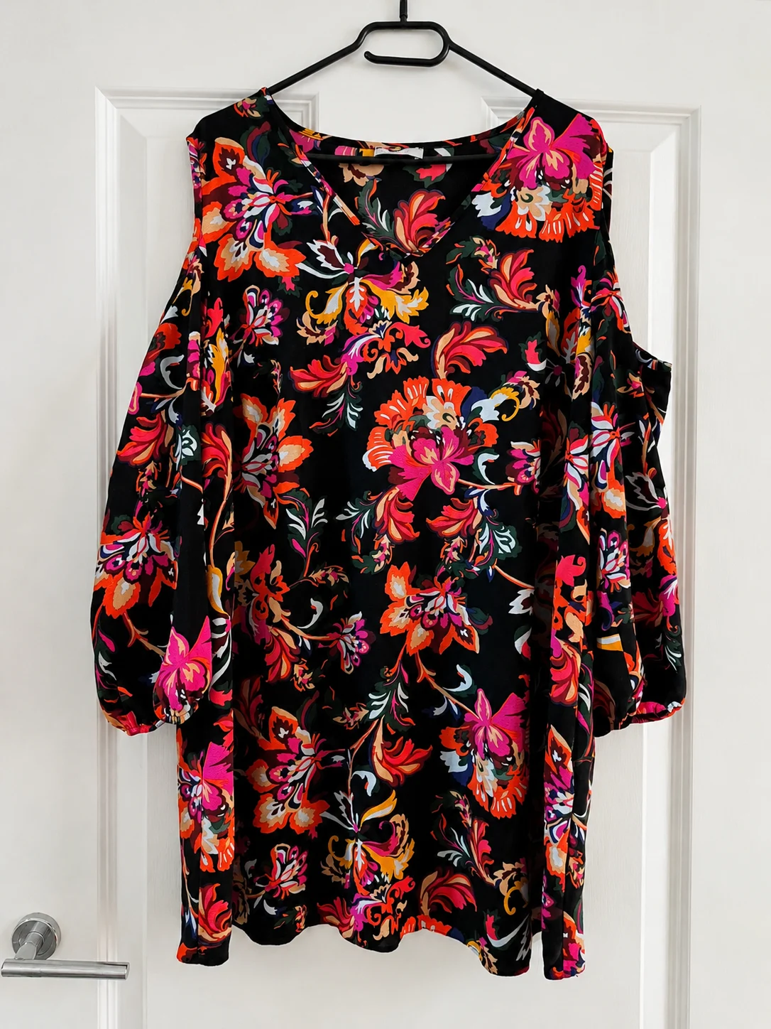 Papaya Curve Floral Cold Shoulder Top – Size 22