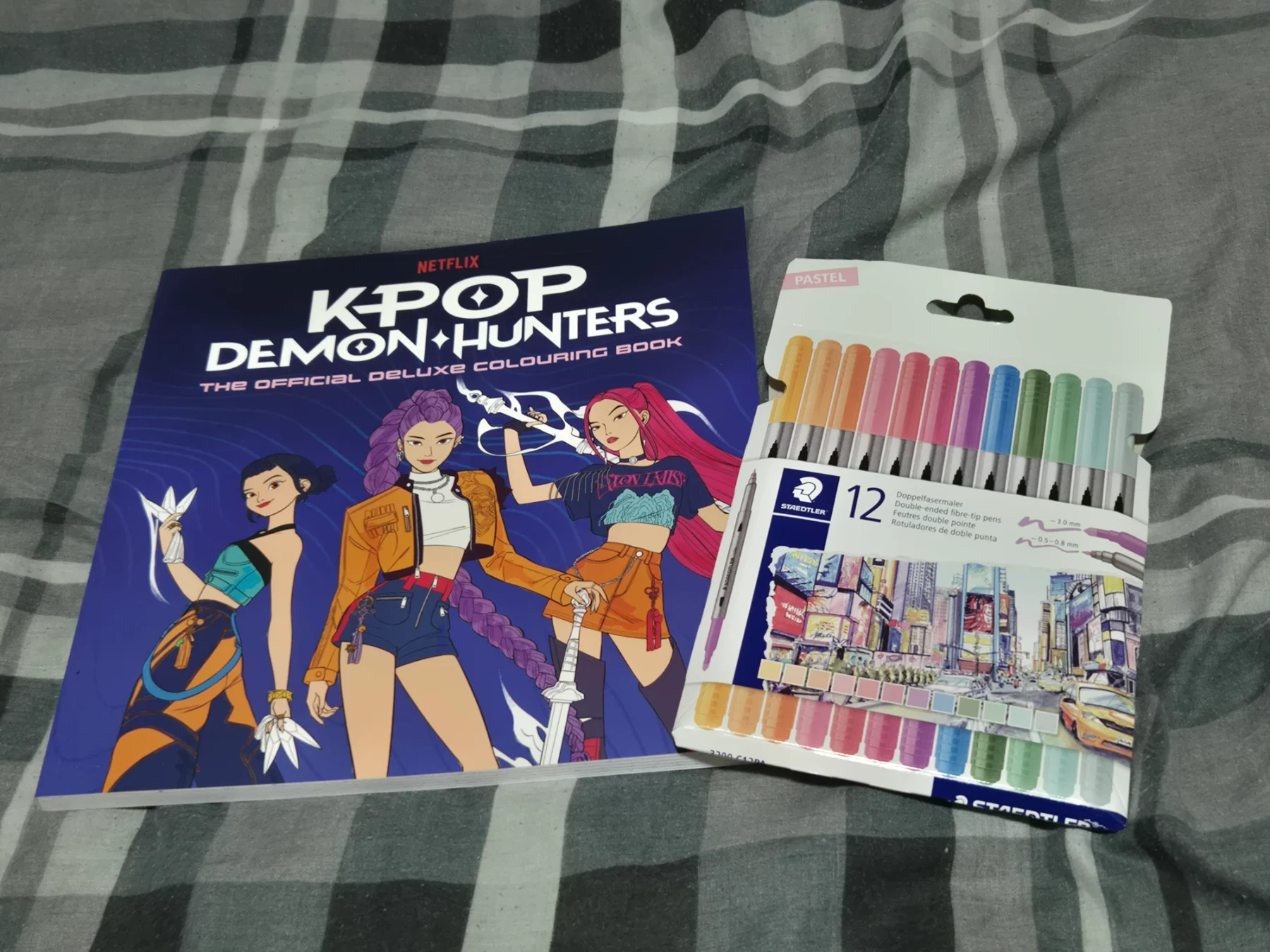 KPop Demon Hunters Deluxe Colouring Book & Staedtler Pastel Pens – Brand New