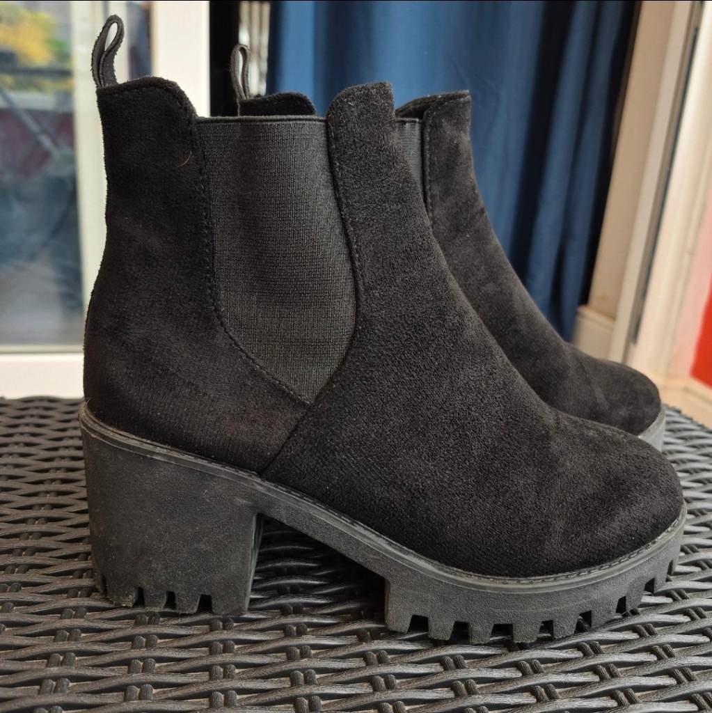Chunky Black faux Suede Platform Chelsea Boots - Size EU 39.5 / UK 6