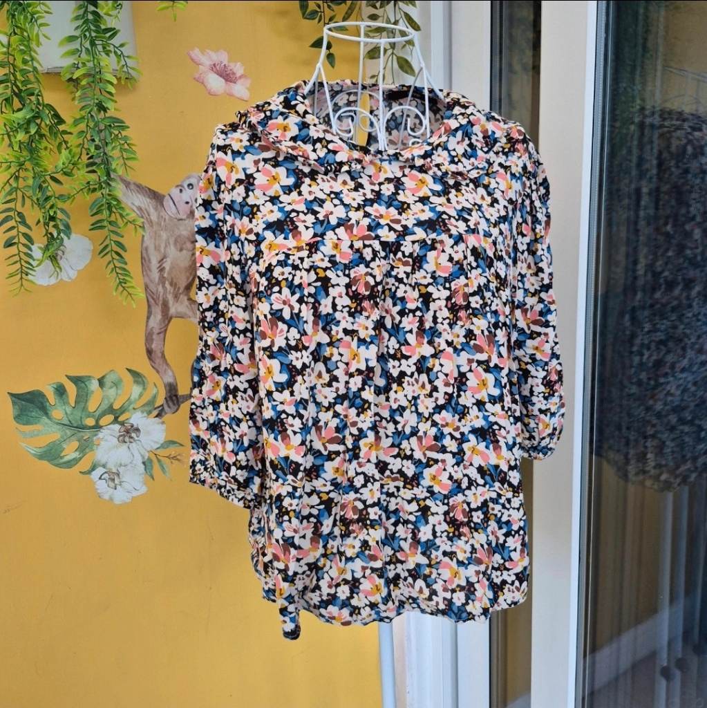 Floral Peter Pan Collar top Size 14