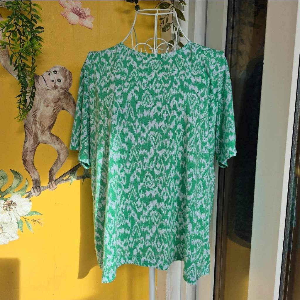 Green White Ikat Print TShirt Size 16