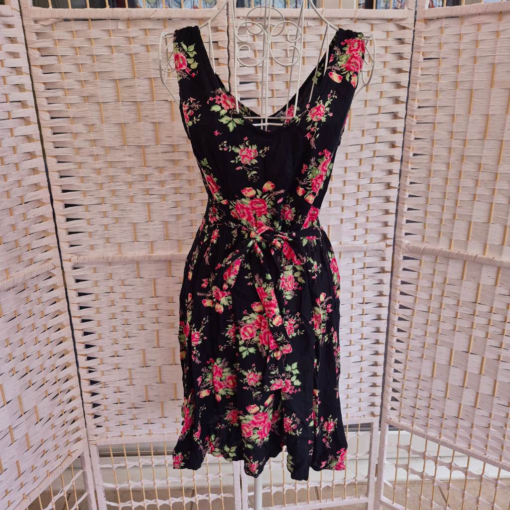 E-vie Black Floral Fit & Flare Dress Sleeveless V-Neck Knee Length Size 8