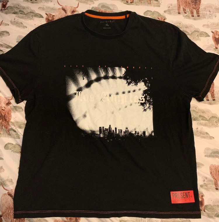 Black t shirt with la design size Xl