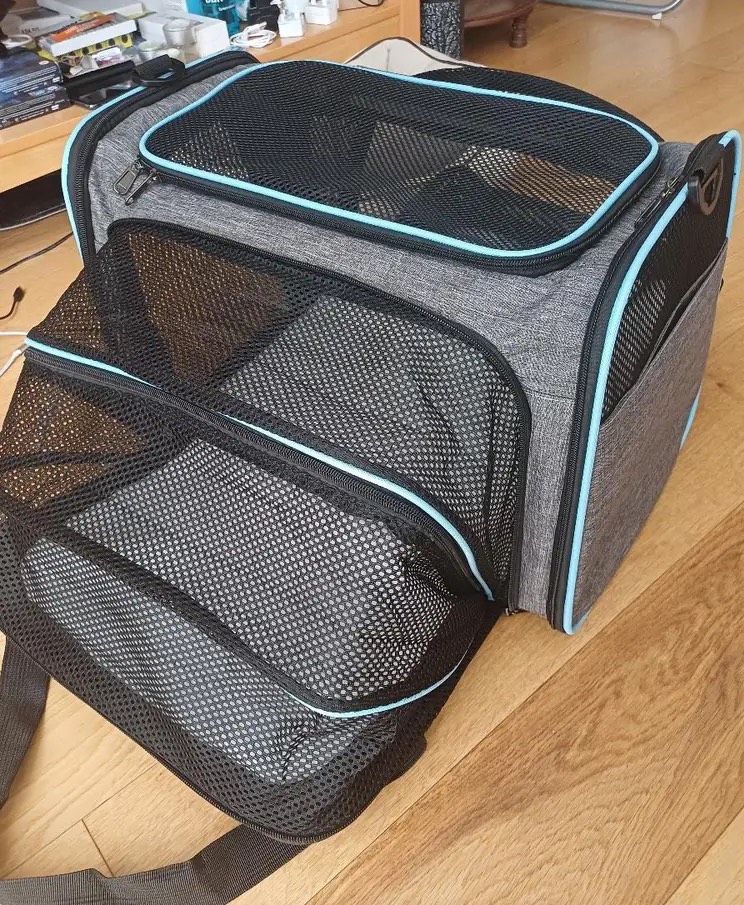 Expandable soft cat or small dog carrier travel bag