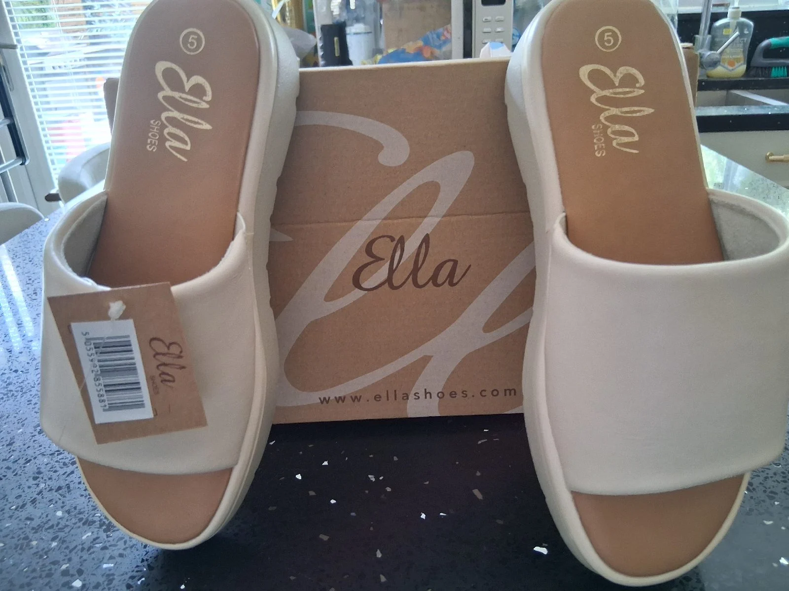 Womens sandles size 5 new boxed