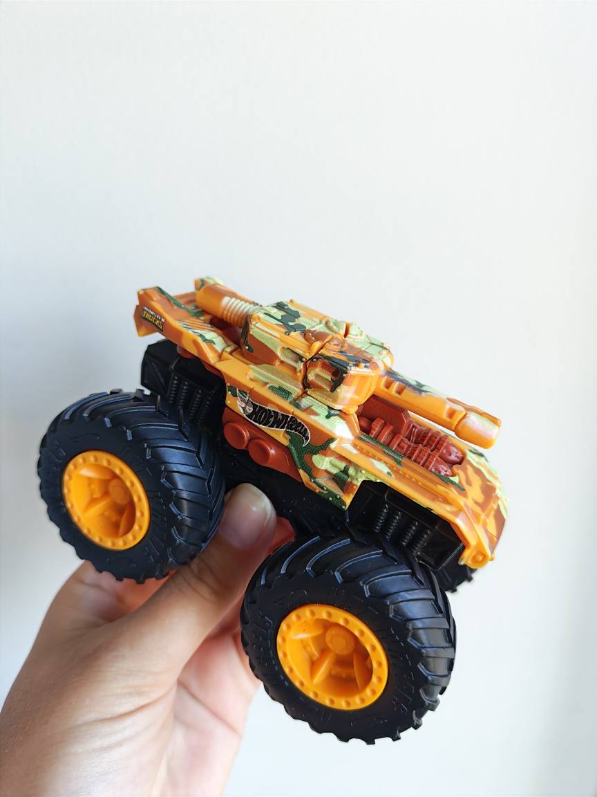 Hot Wheels Monster Trucks 1:43 Scale Bash-Ups Invader