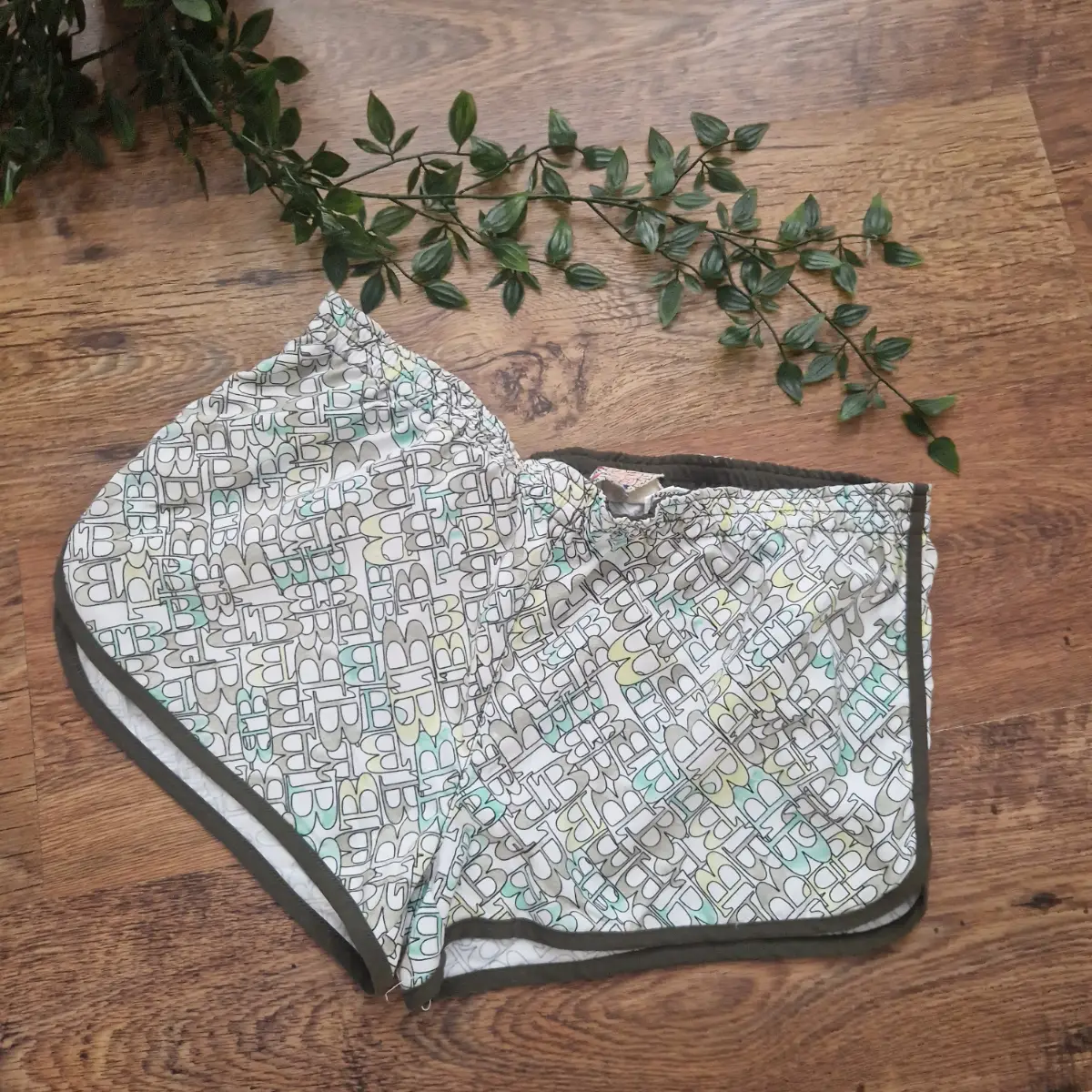 billabong whitw y2k style shorts size uk 10
