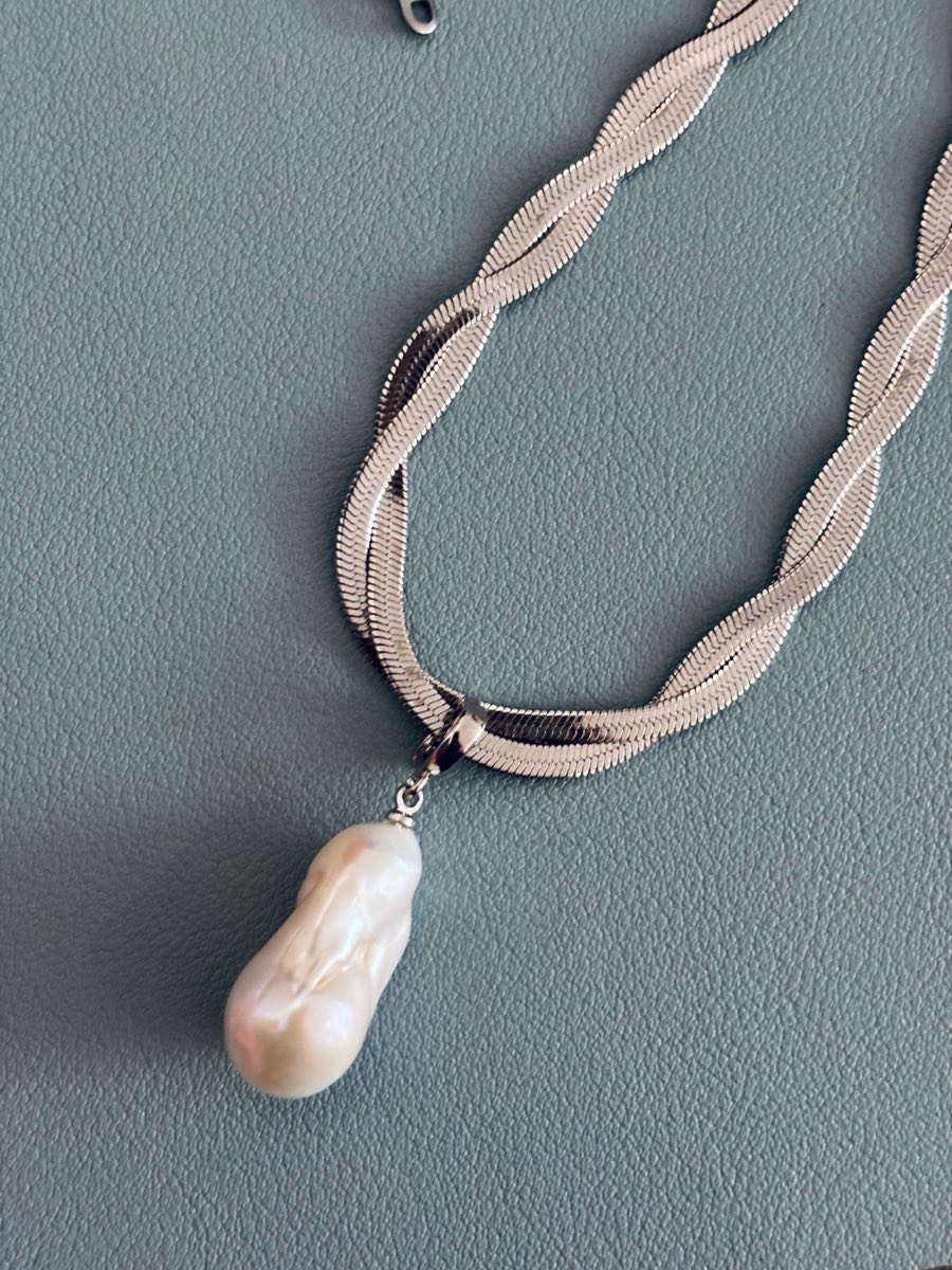 Freshwater Pearl baroque pearl pendant necklace