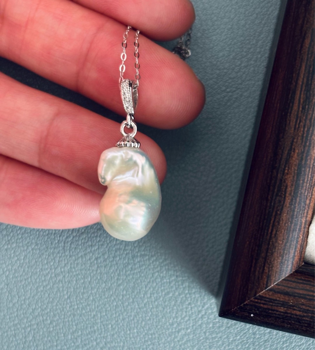 Small baroque pearl pendant necklace