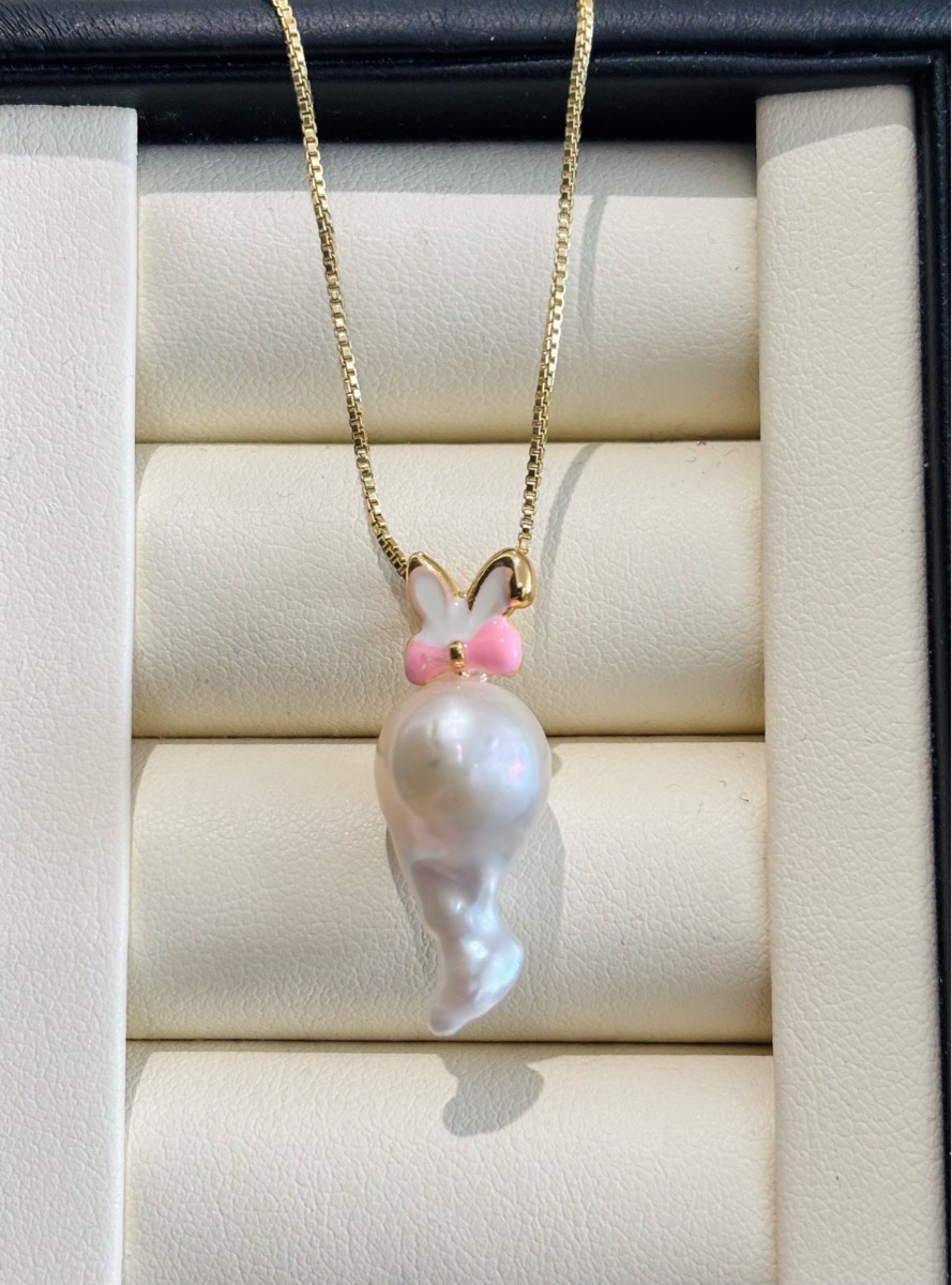 Freshwater pearl baroque pearl pendant necklace