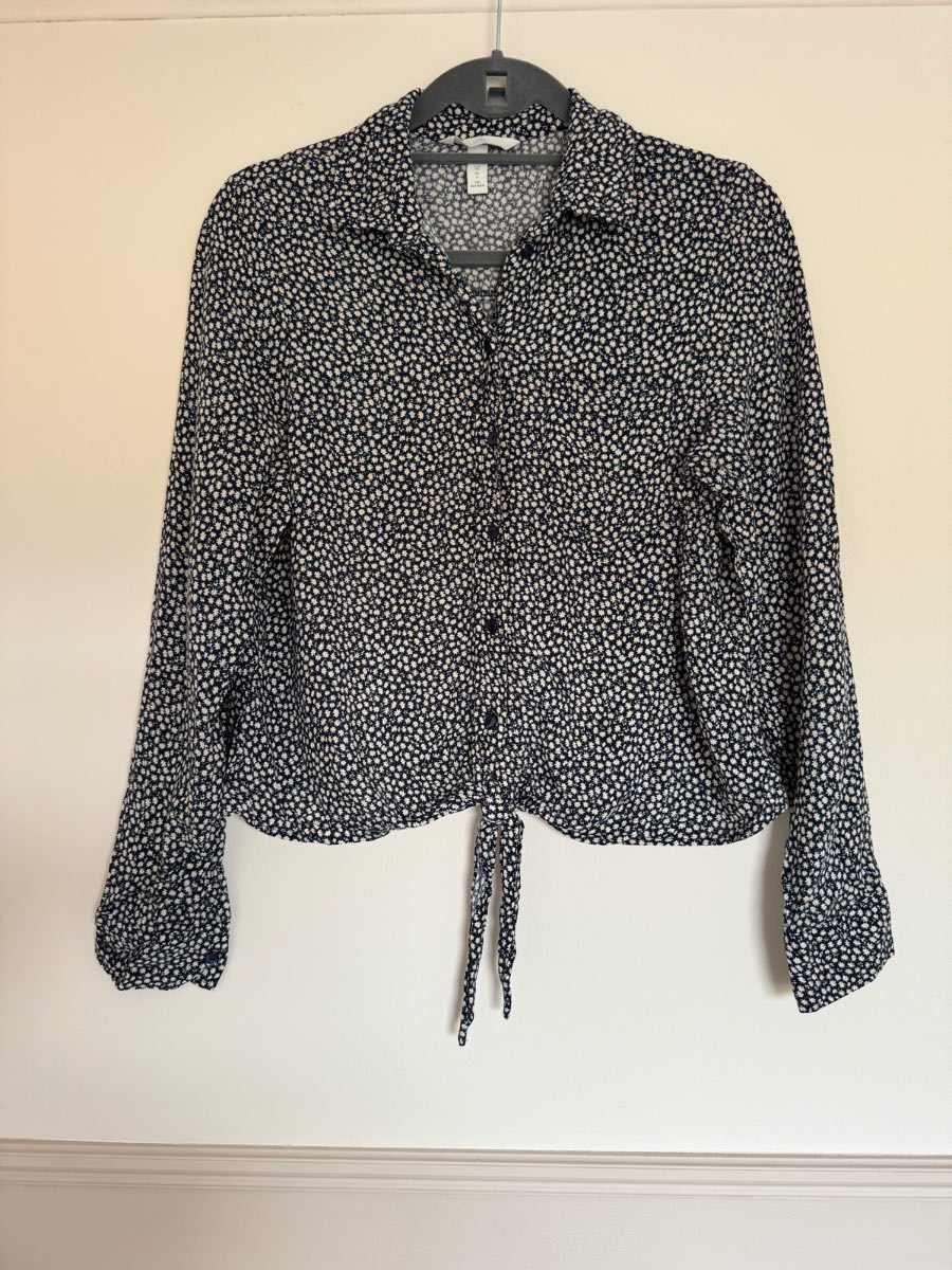 H&M woman’s floral blouse tie front size 6