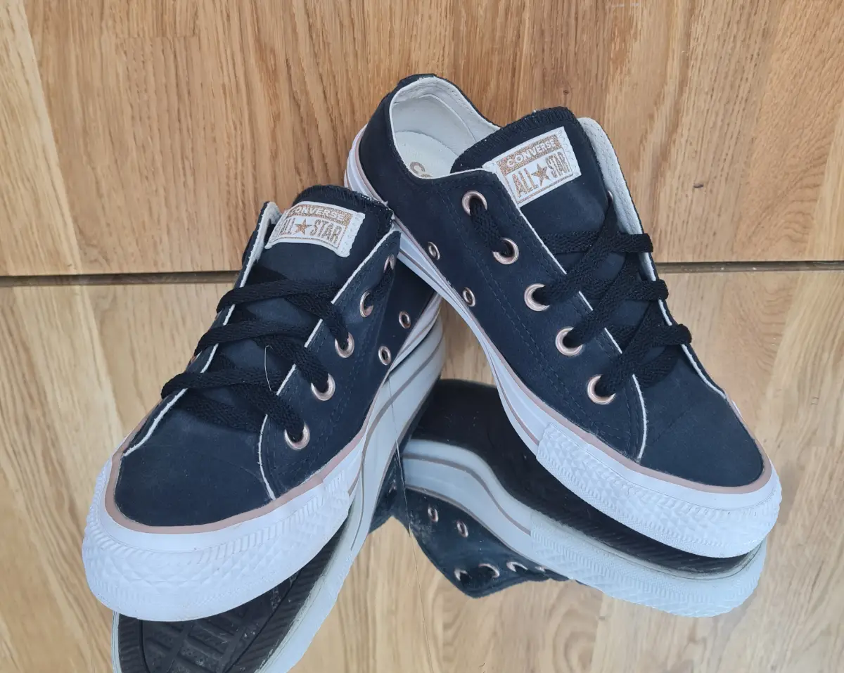 Converse low top trainers size UK 4