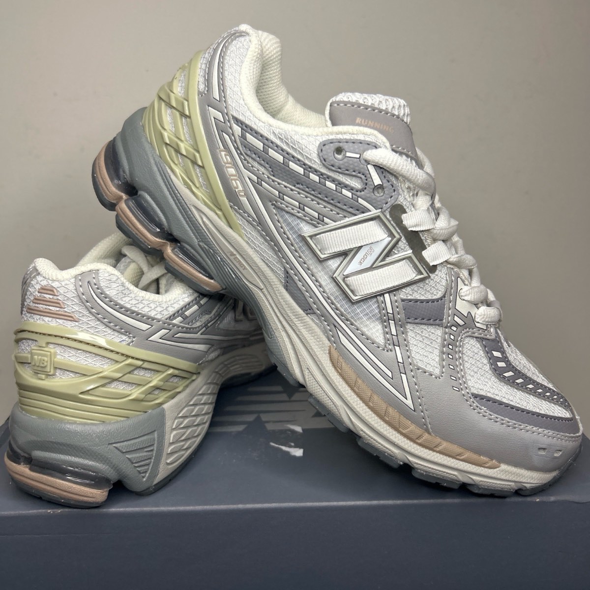 Woman’s New Balance 1906 R Utility Trainers  Grey Olvivine  Size 7 UK Brand New