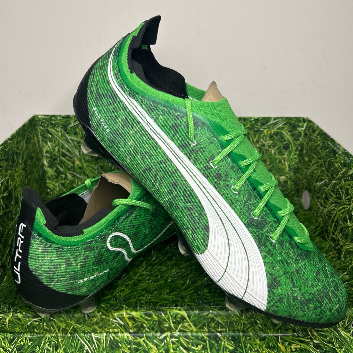 Puma ULTRA 6 CARBON V1.26 FG Football Boots , Woods White - Green Citrine 108946 01 Size 8.5 UK
