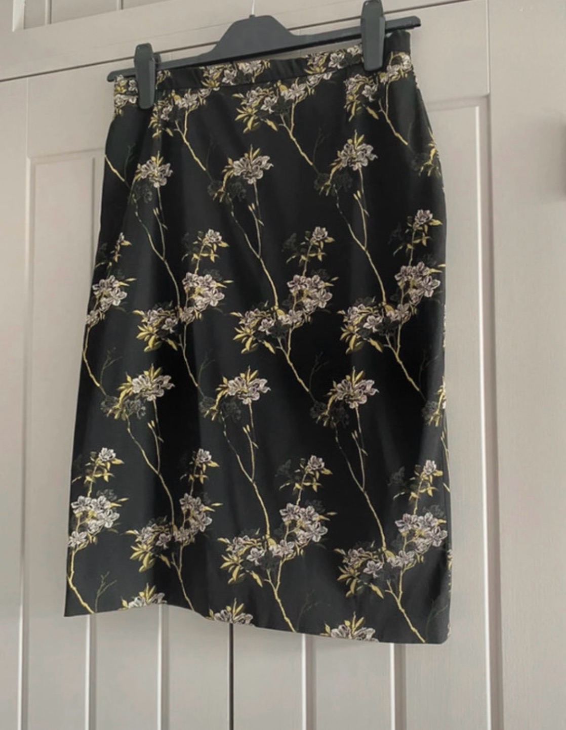 Karen Millen Skirt Black & Green Embroidered Pencil Lined Size 10 With 28 Waist