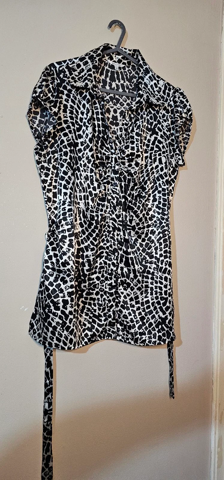 M&Co black cream abstract print tie waist blouse size 16