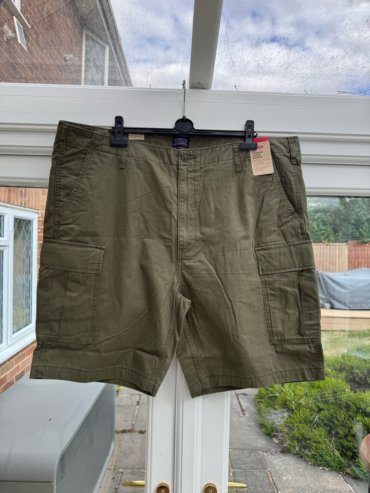 BNWT Men's Levi's cargo shorts dark green W46 relaxed fit