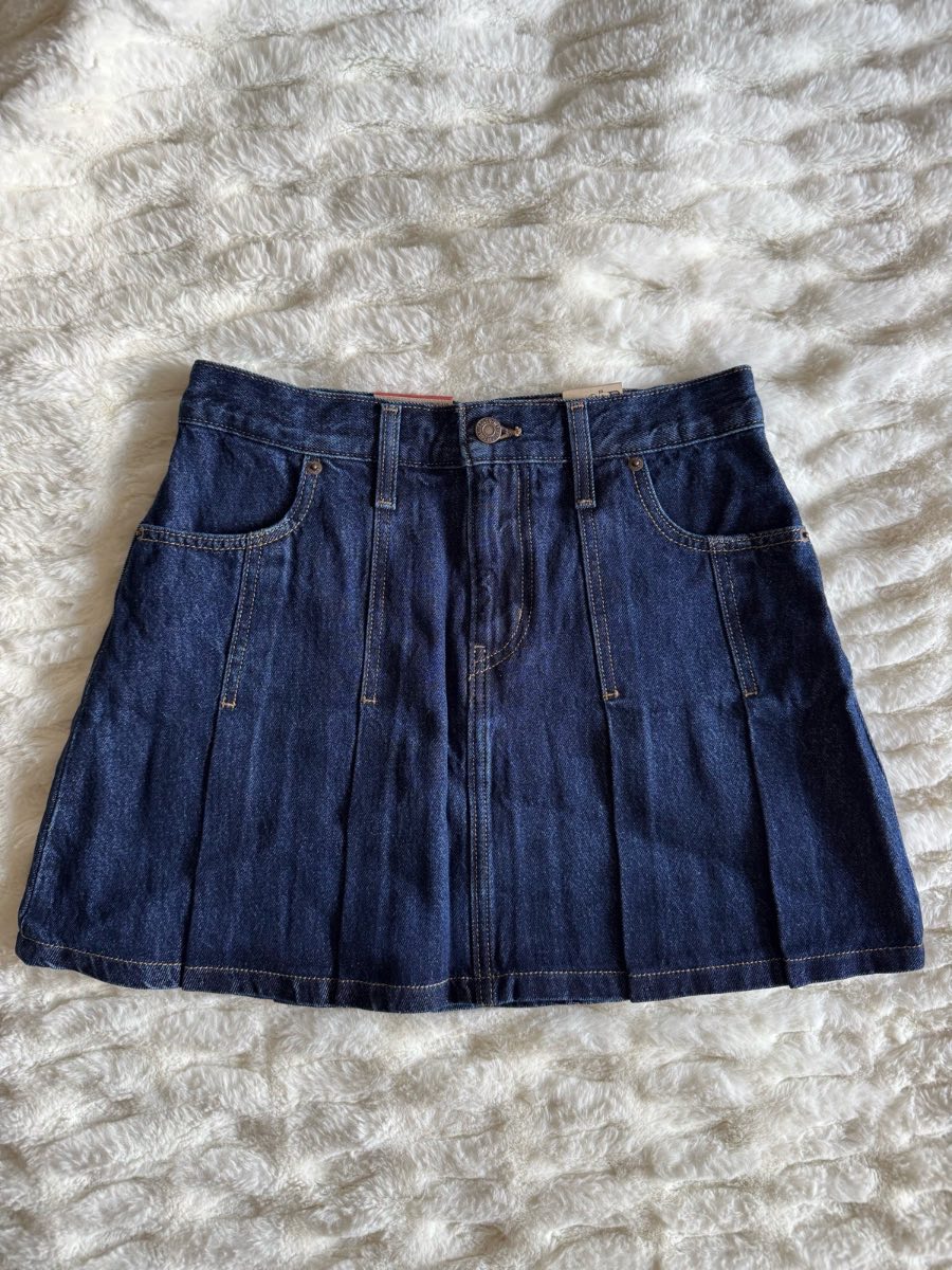 BNWT Women's Levi's Pleated denim skirt dark blue W26