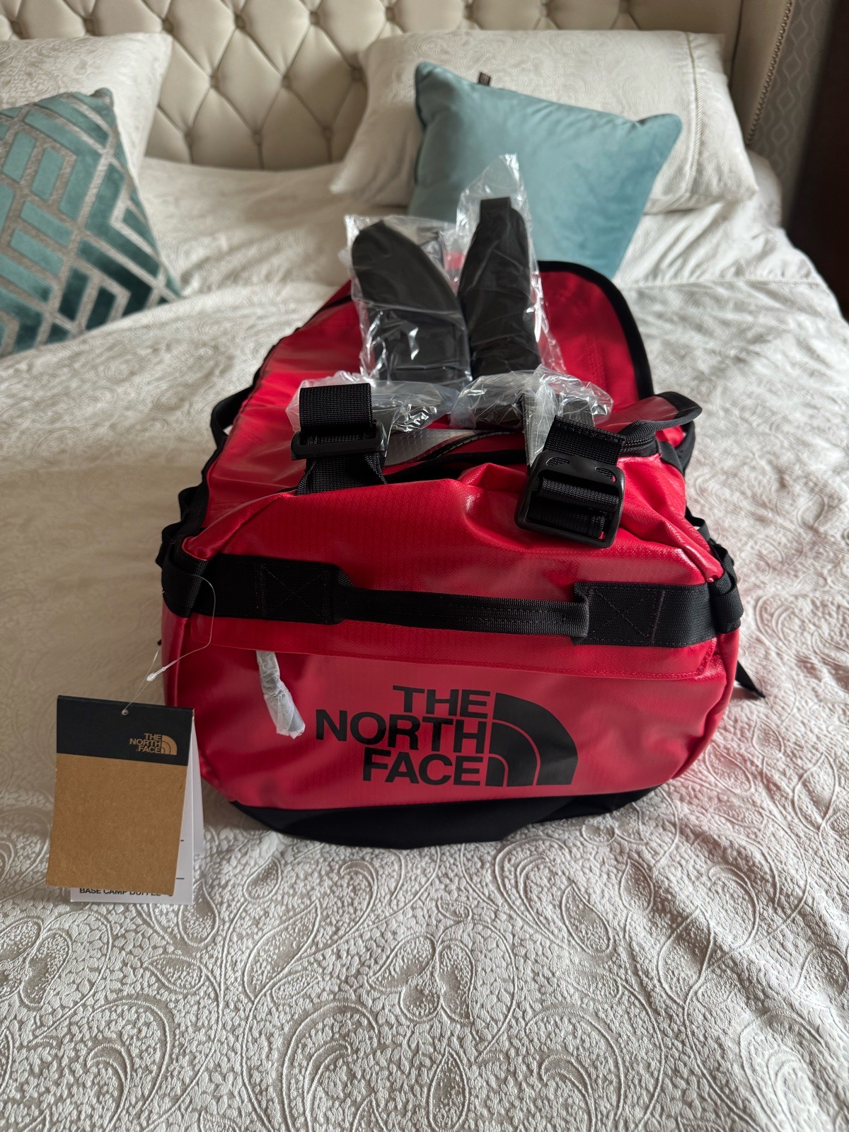 BNWT The North Face Base Camp Duffel Bag small 50L Red Black