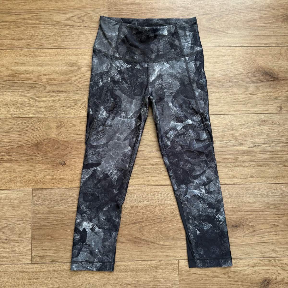 Under Armour HeatGear Compression Cropped Gym Leggings Size XS Activewear Yoga Pilates Running