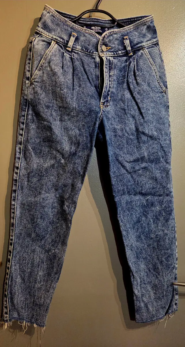 Hollister Ultra High Rise Mom Jeans – W26 L25 – S3 – Fits UK