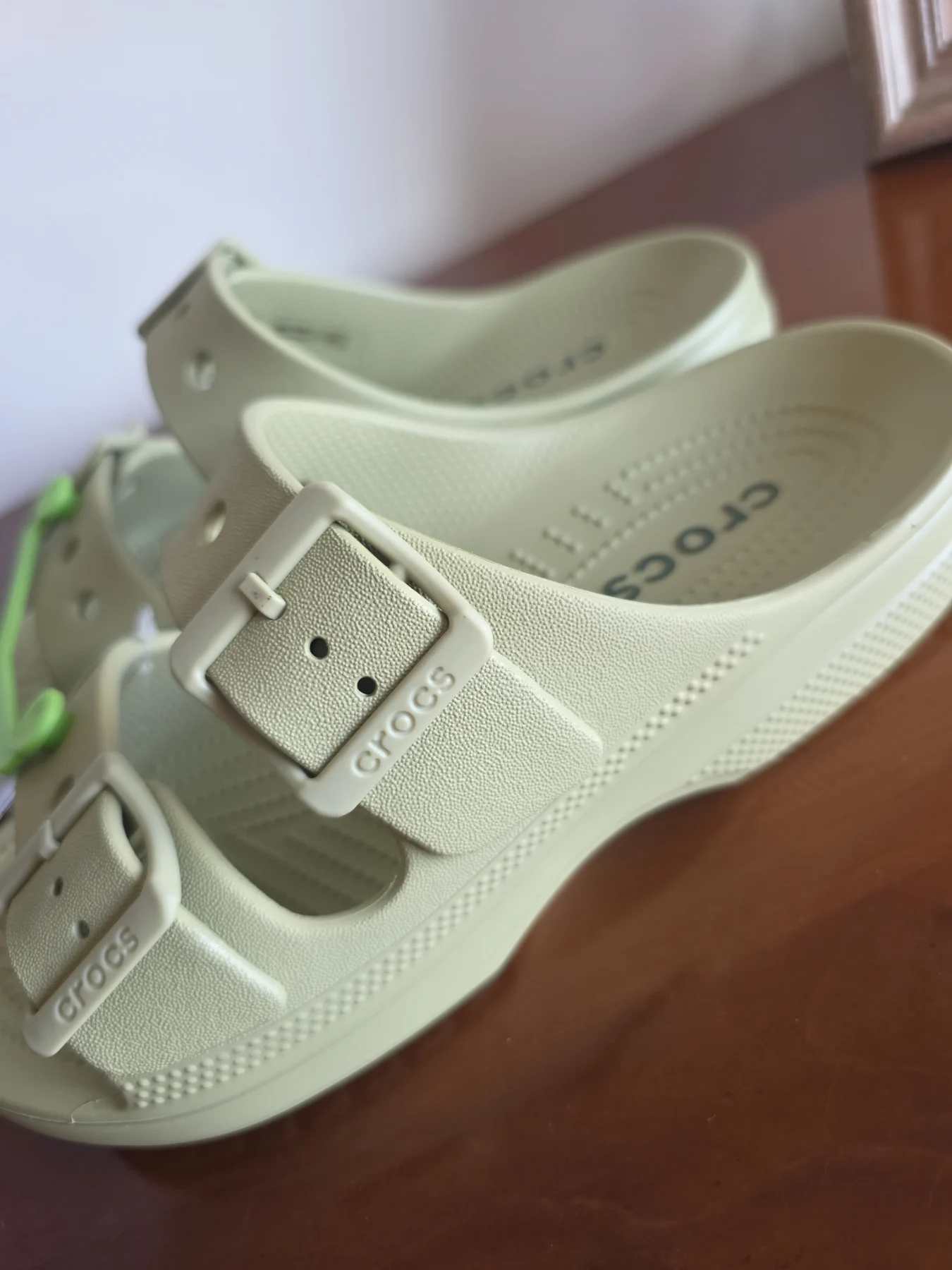 Crocs Saturday Sandal khaki green size 4 new