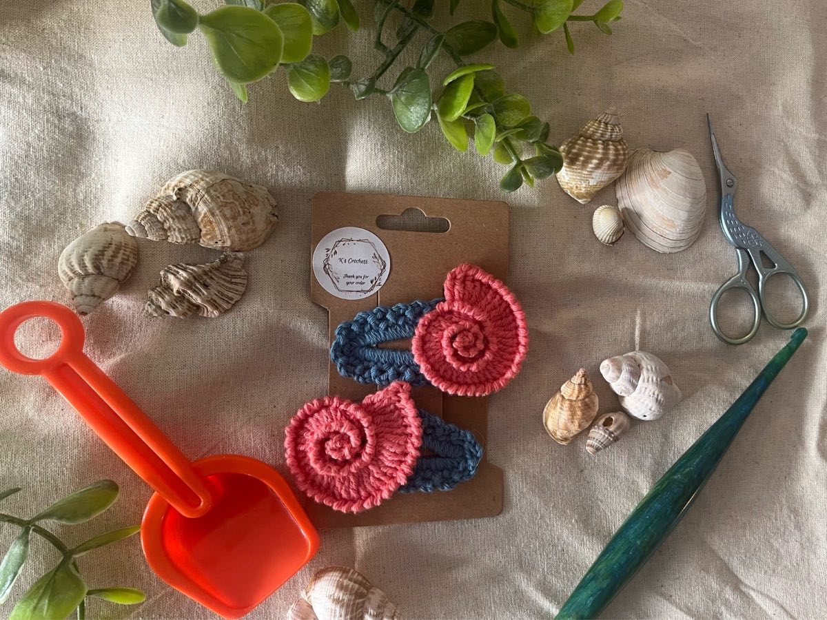 Crochet pink shell hair clips