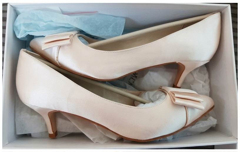 MENBUR Ivory Satin Kitten Heel Court Shoes with Bow Size 3.5 NIB