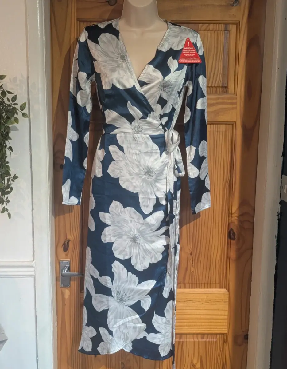 New with tags 💕 stunning blue floral wrap dress. Dancing leopard. Size 6