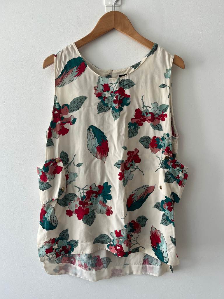 Zara Floral Top Size M Cream Red Green Leaf Print Sleeveless Blouse Summer Dipped Hem