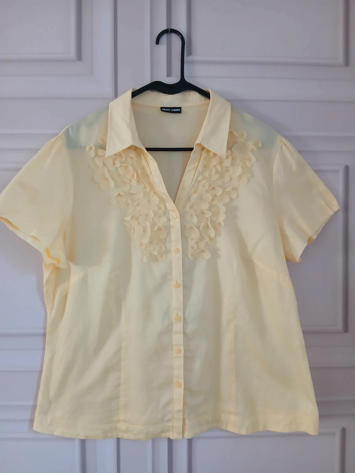 Gerry Weber Pale Yellow Applique Lightweight Blouse 3D Flower Embellished Summer Blouse Size 16