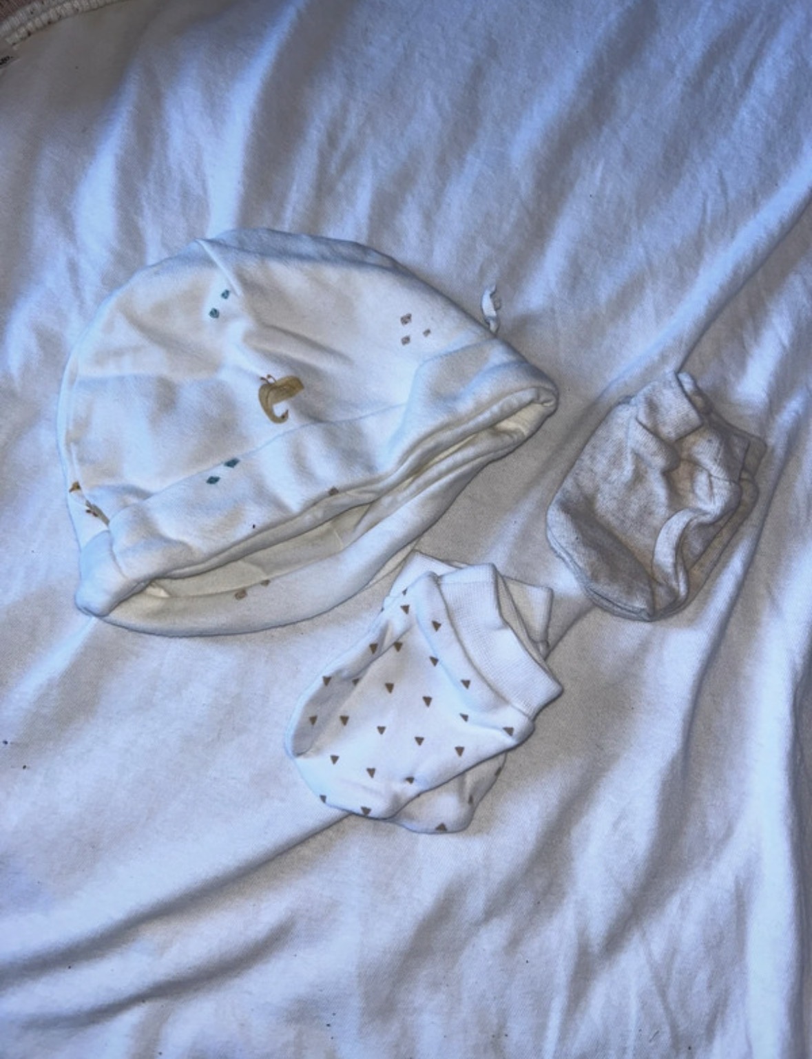 Primark Mix And Match Of Baby Hat And Baby Gloves Up To 1 Month