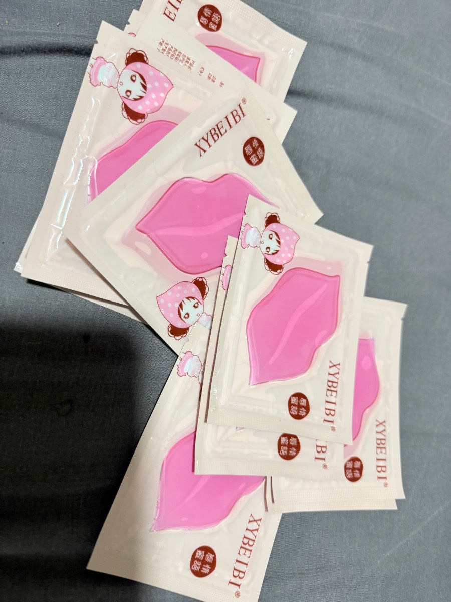 Women’s lip mask