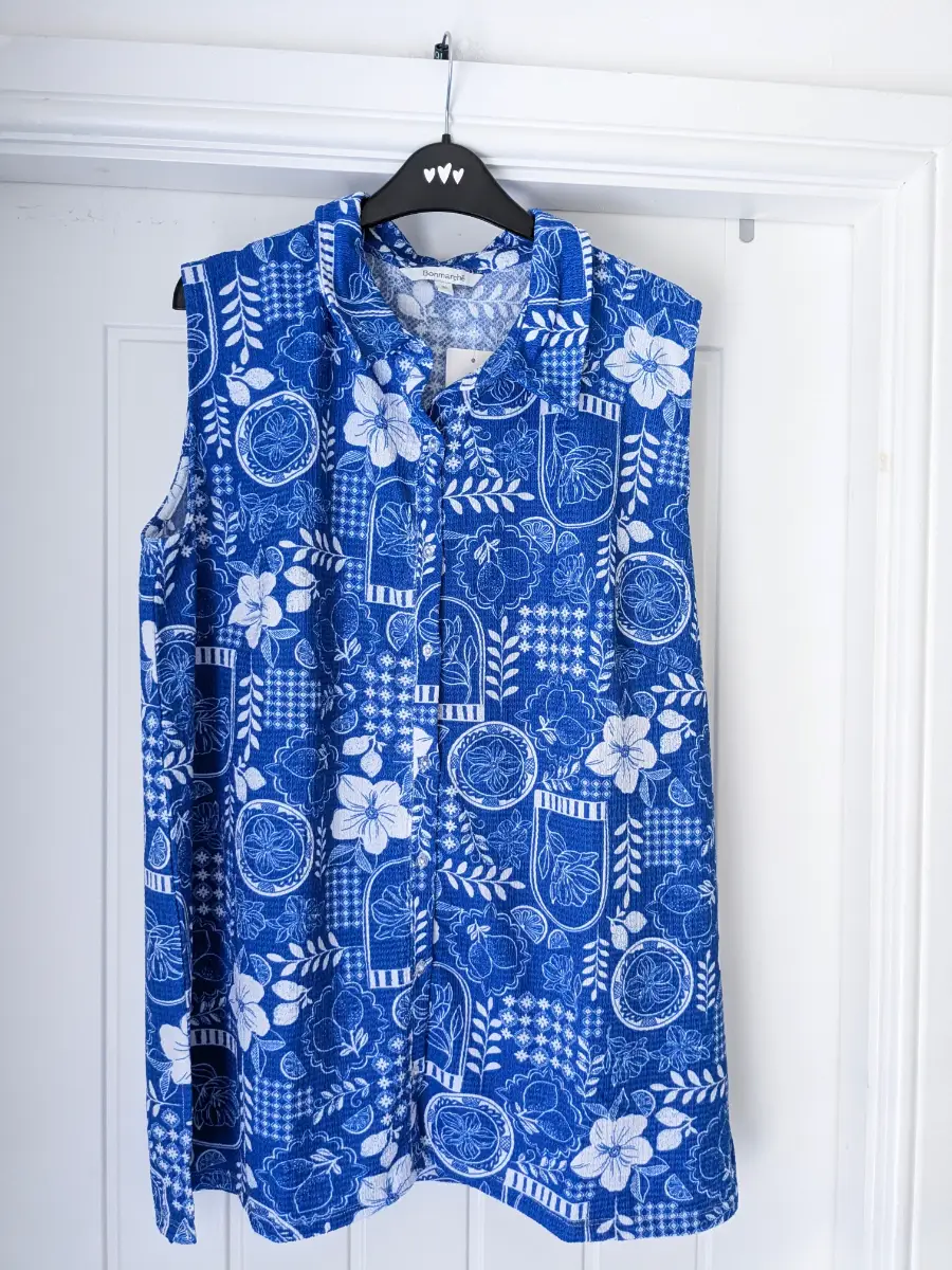 NWTS Bonmarche size 20 sleeveless summer top, blue and white top, holiday top, blouse.