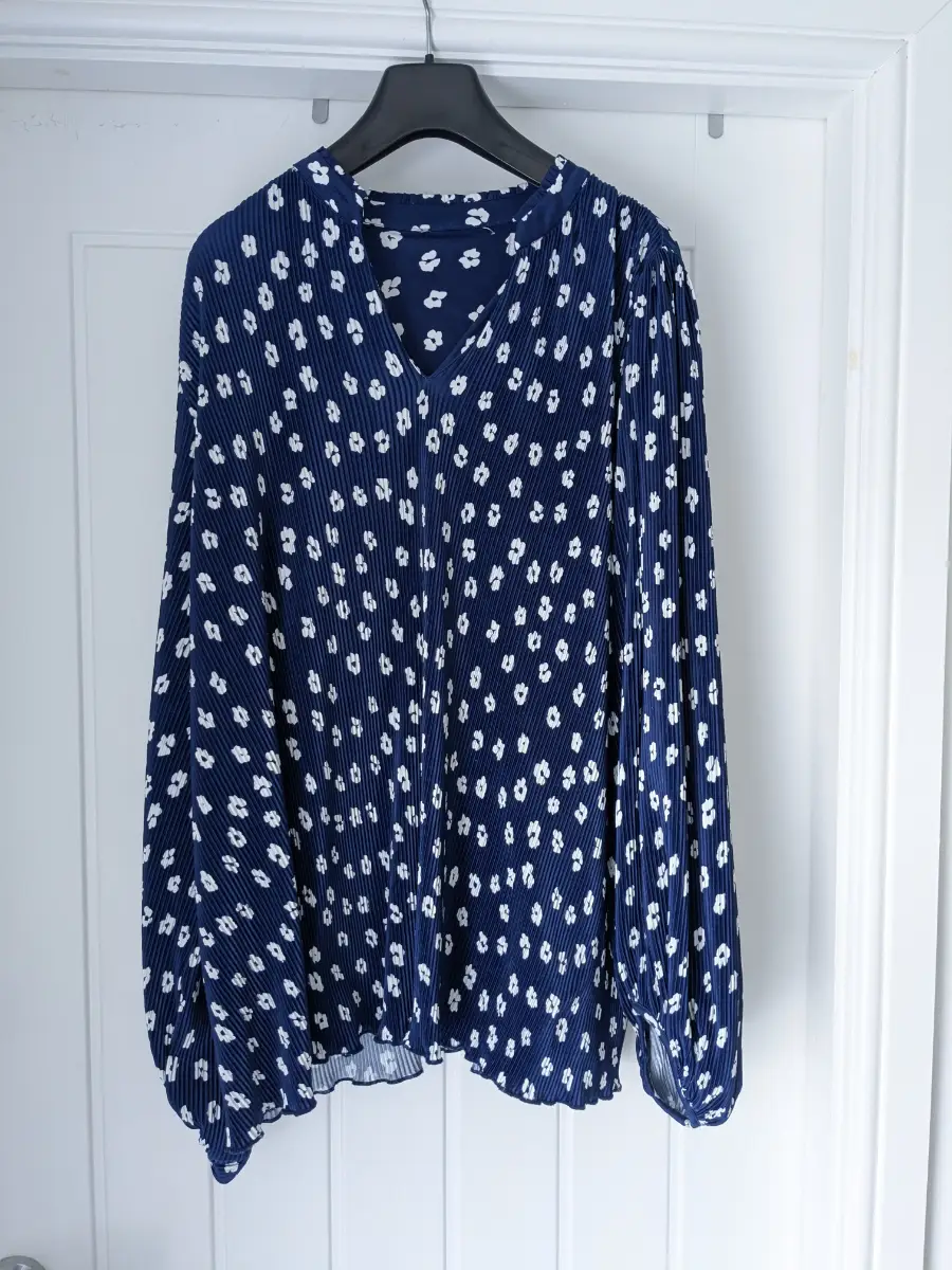 Navy and white blouse, long sleeved top, Next, pleated blouse, autumn clothes, work wear.